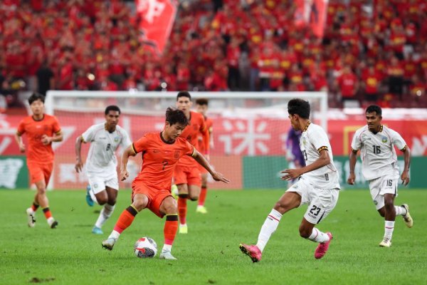 金牛股 离谱！东帝汶攻破U22国足球门 中超主力级防线被打穿 1人跪地目送