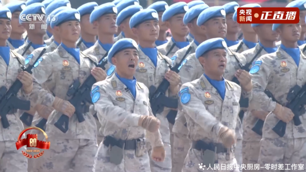 人人配 这个方队走来, 各国领导人起立致敬!